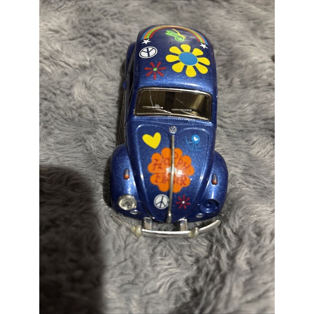 Kinsmart diecast modelcar. Volkswagen Beetle 1967. Blue  w.flowers.Scale 1.64.